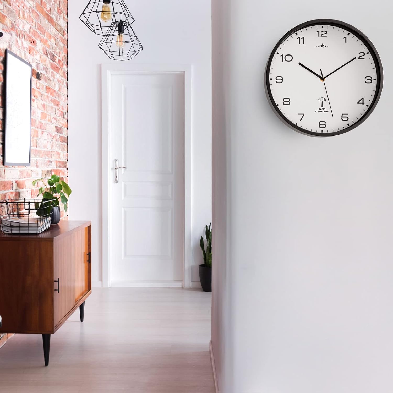 Monzana® Wanduhr Funk Automatische Zeitumstellung Geräuscharm Sekundenzeiger Quarzuhrwerk Analog 31 cm Hohe Genauigkeit Haushalt Funkuhr Uhr Schwarz Weiß — Ansicht 6